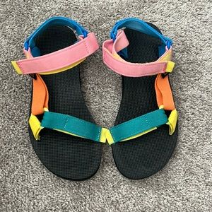 womens color tevas!